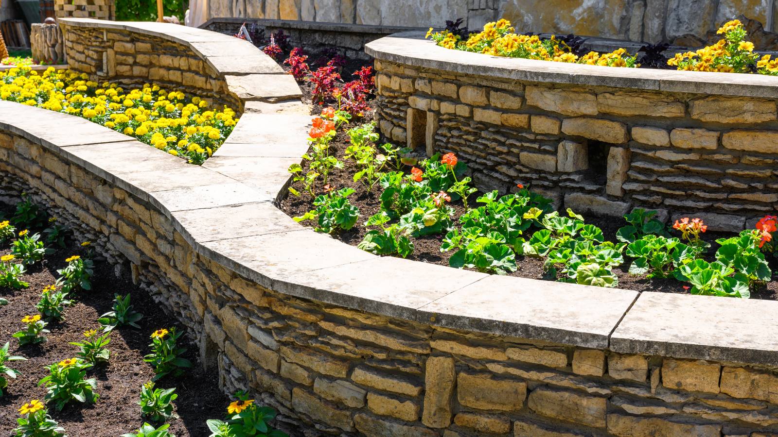 20 Stunning Retaining Wall Ideas, image size:1600x900