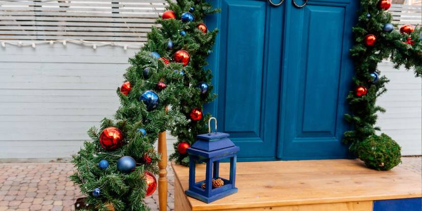 Use a Pool Noodle to Make a DIY Christmas Garland