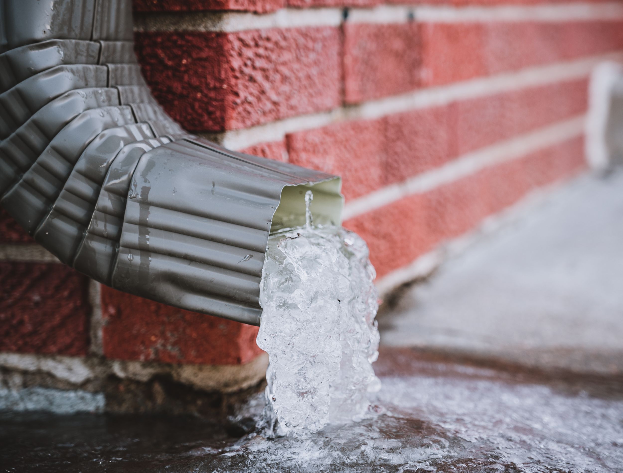 A csatorn&aacute;k t&eacute;len is seg&iacute;tenek a v&iacute;z elvezet&eacute;s&eacute;ben