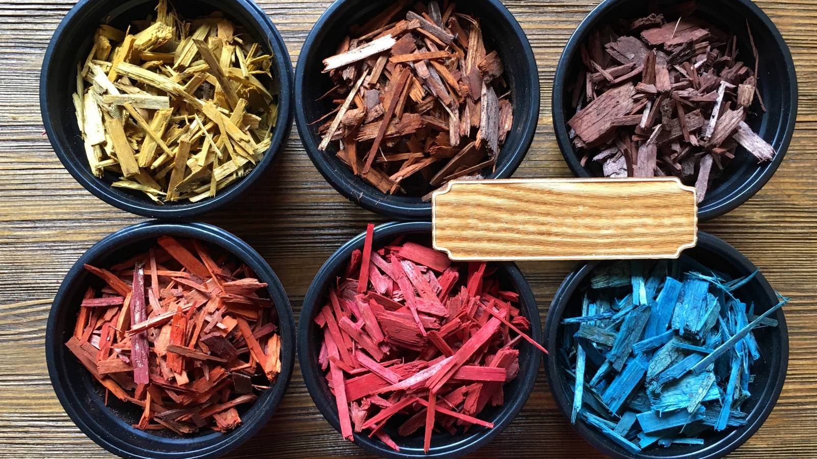 Use Mulch to Brighten Landscaping Without Flowers