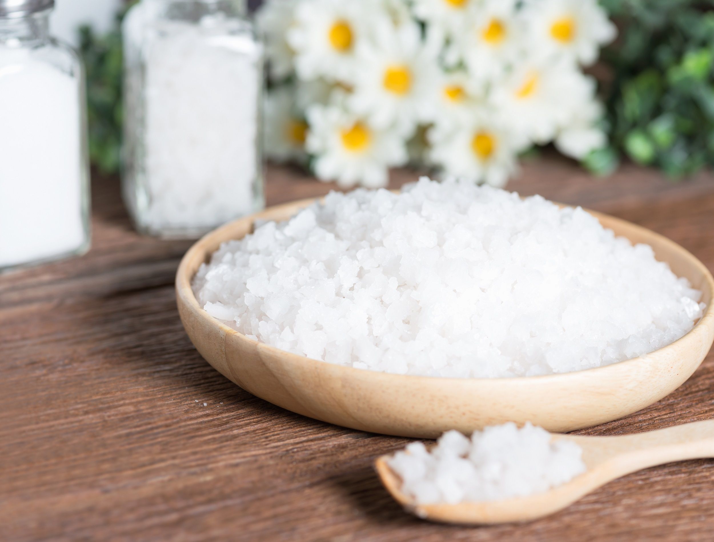 How to Kill Weeds With Vinegar and Epsom Salt