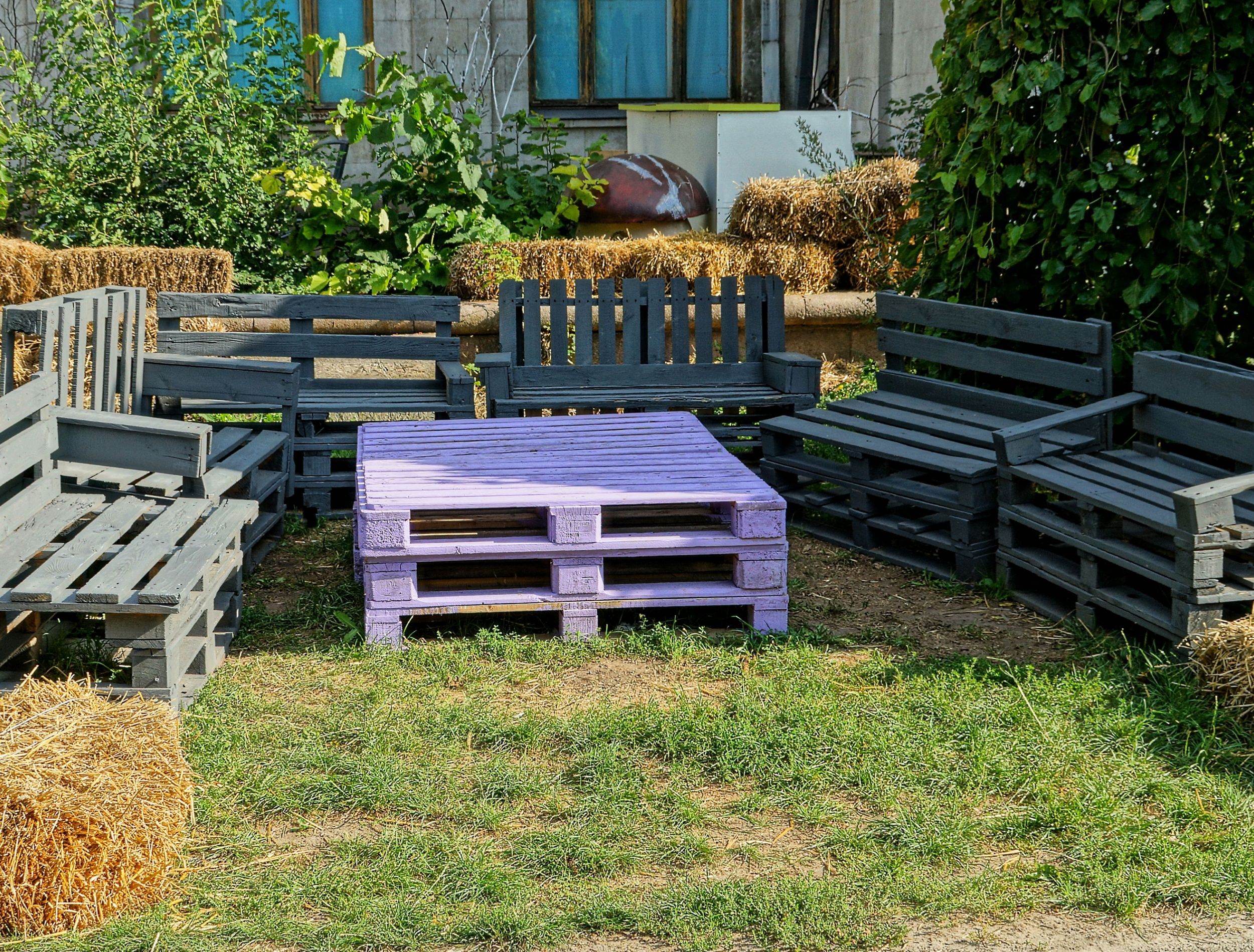 8 Budget-Friendly BBQ Seating Ideas, image size:2500x1900
