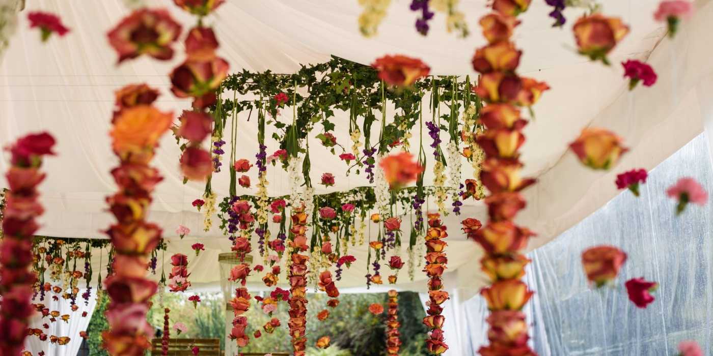 Raining Roses The Wedding Flower Trends That Will Make Your Day Unforgettable