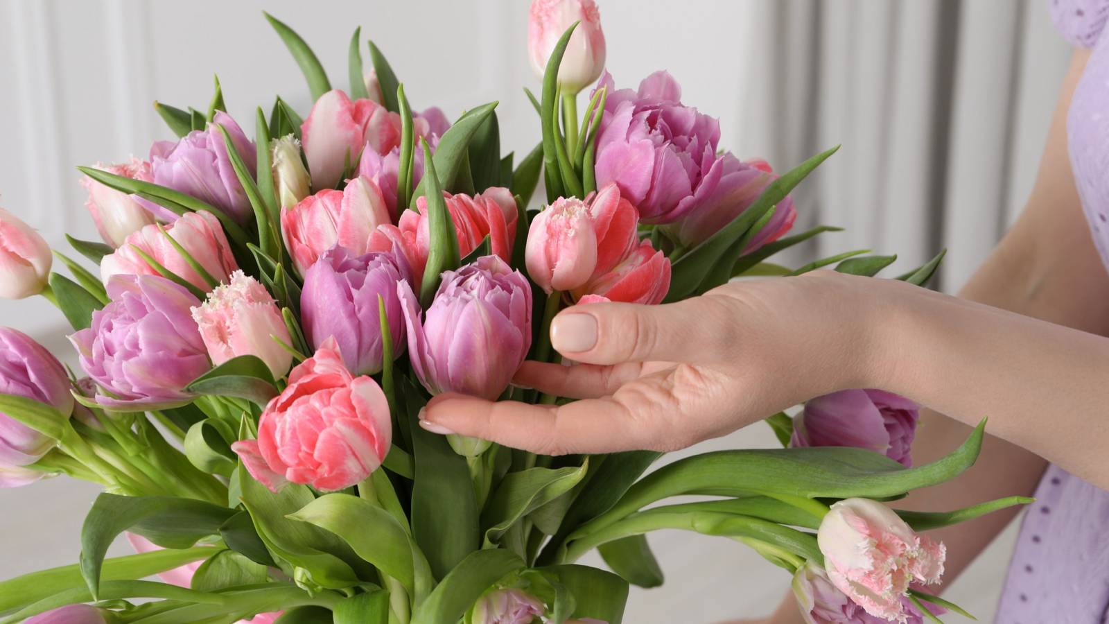 The Art of Glamorous Christmas Flower Arrangements