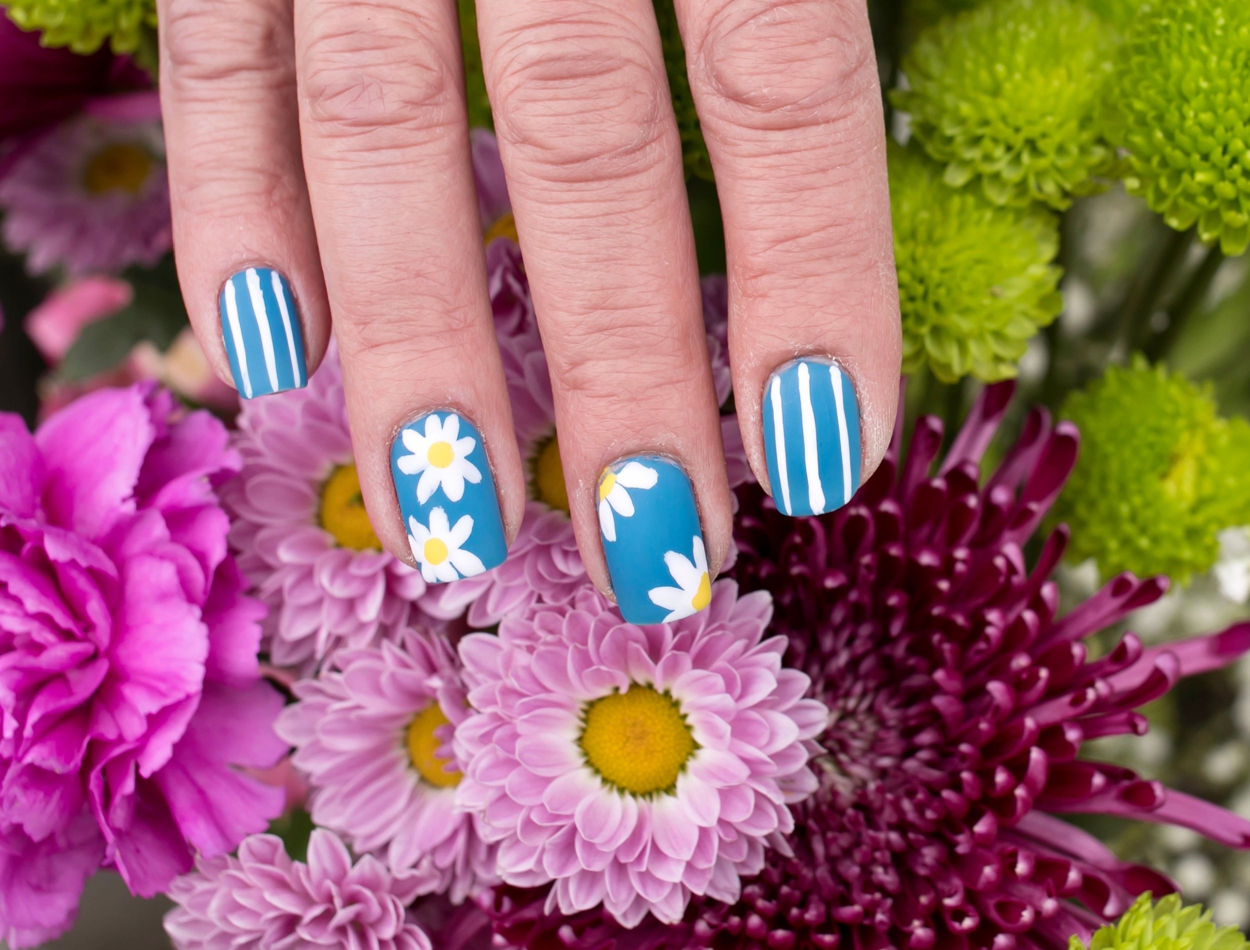 Floral Daisy Nails Shine in 2025
