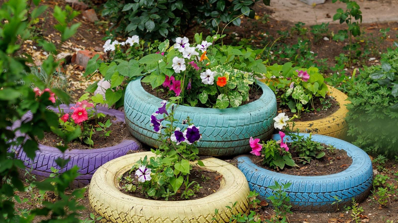 Transform Your Yard With DIY Springtime Crafts: Ideas For Every Space