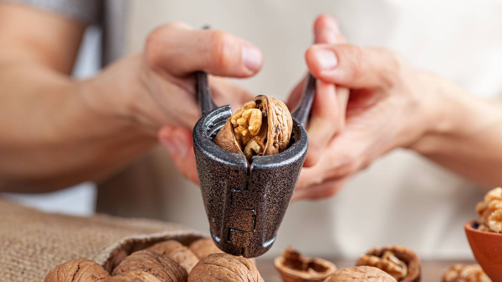 Snacker’s Guide: Pick the Best Low-Calorie Nuts For Everyday Energy