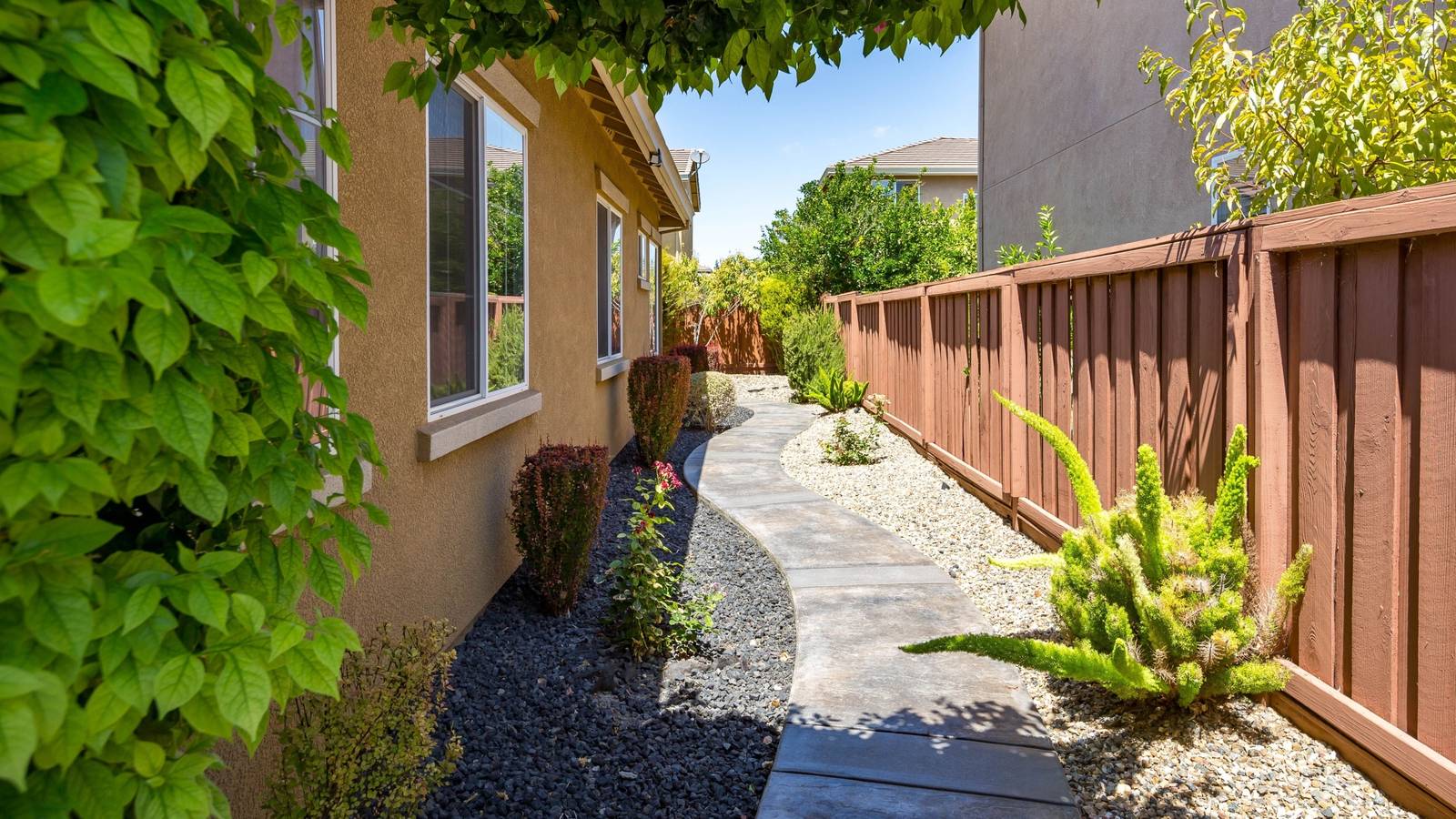 Smart Landscaping Tips to Beautify the Side of Your Home