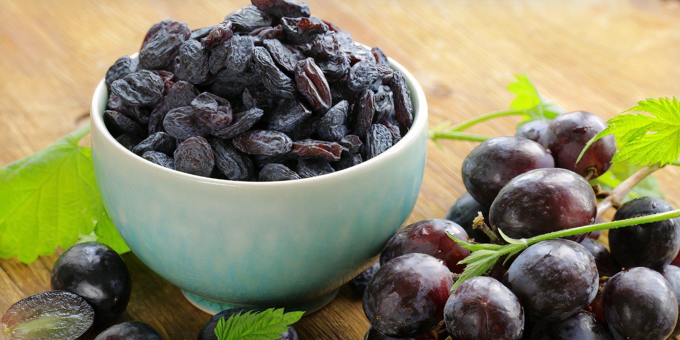 Dried organic raisins