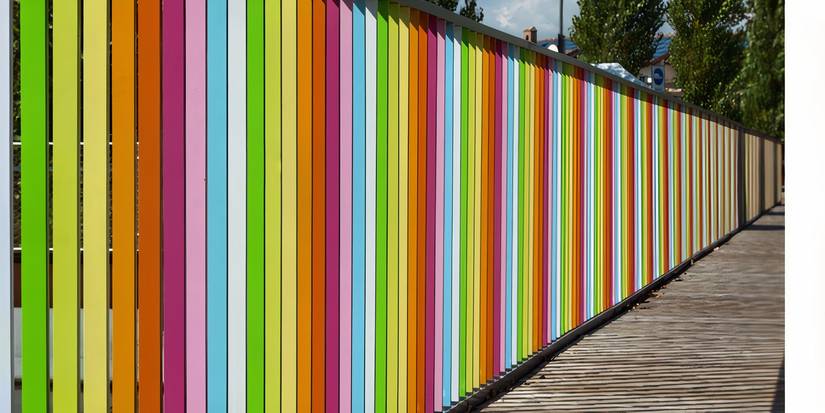 6 Bold Fence Paint Colors to Transform Your Backyard