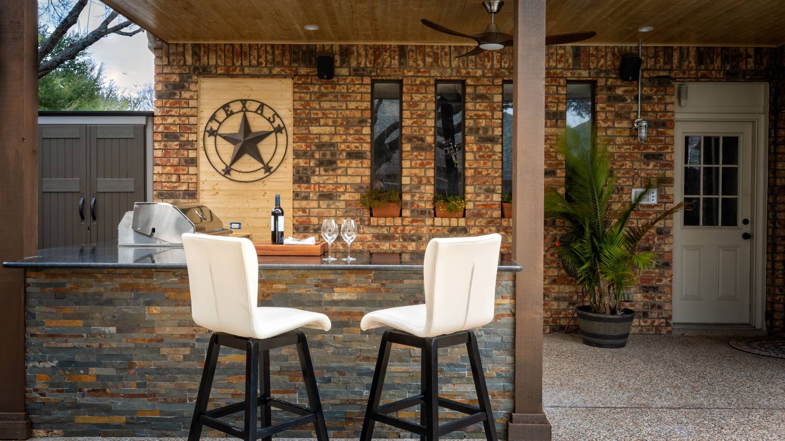 Build an Amazing Backyard Bar for Stylish Outdoor Entertaining